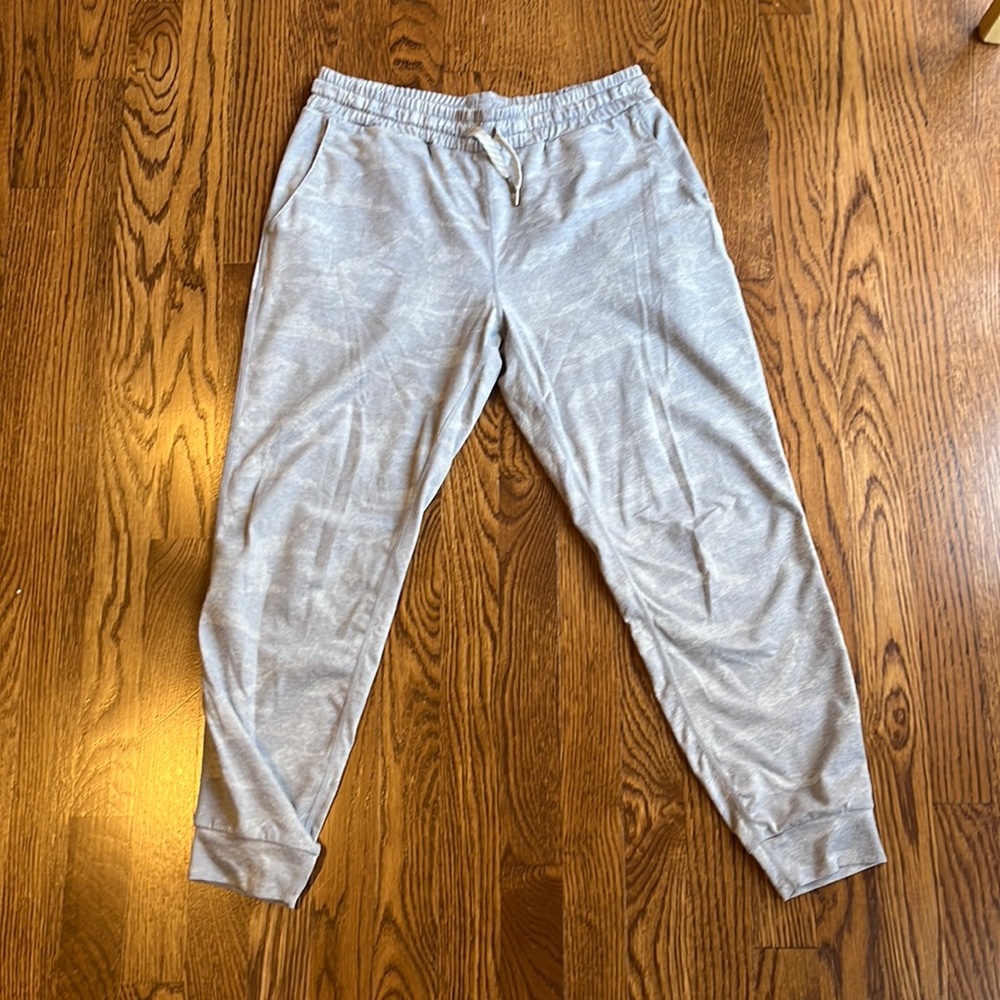 Vuori performance jogger pale heather camo size small, like new